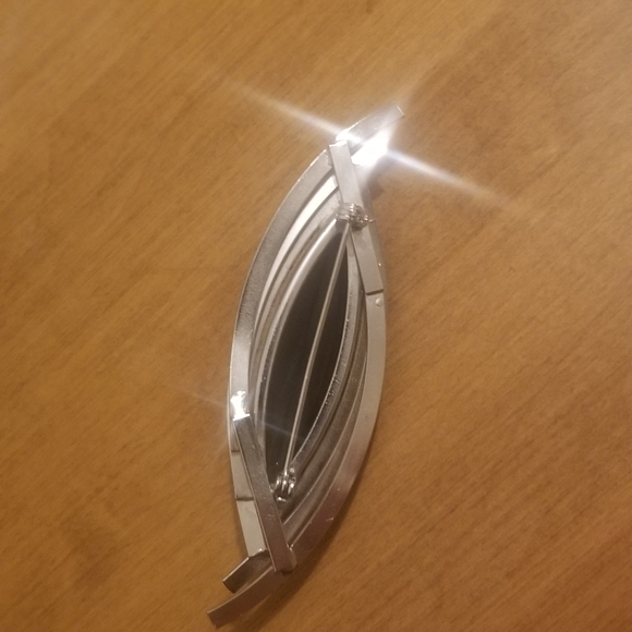 Grey and silver brooch - Picture 2 of 2